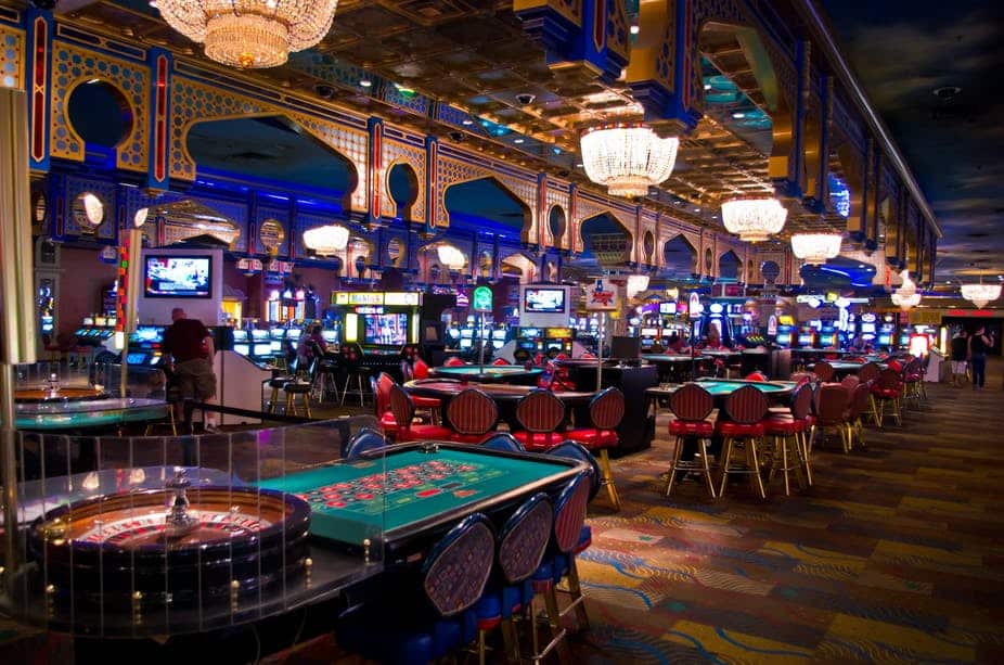 Roulette tafels in een elegante casinozaal